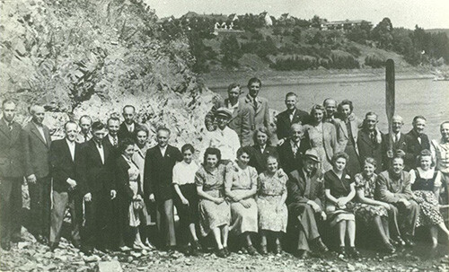 Mitarbeiterbild Jahr 1949, draußen, über 30 Leute