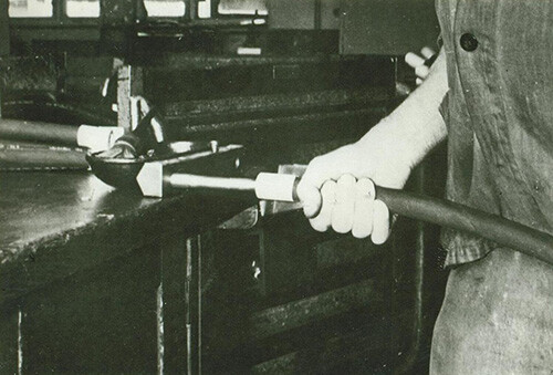 Jahr 1952 - Mitarbeiter bei Aufweiten eines Schlauchs