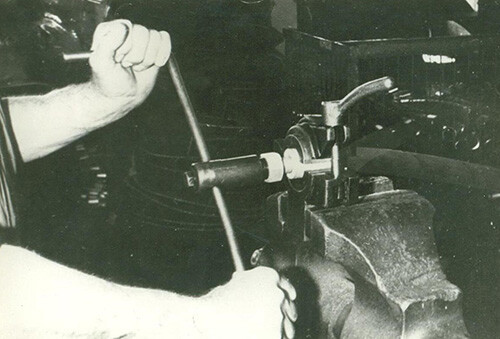 Mitarbeiter bei Handmontage 1952